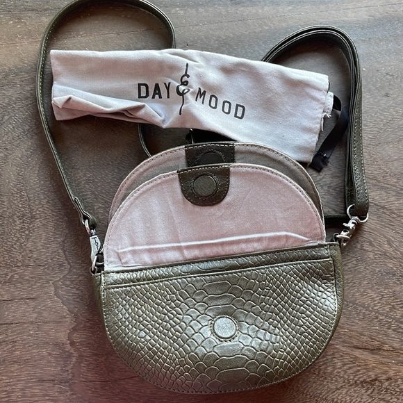 Brandi Croc Embossed Leather Crossbody Bag
DAY AND MOOD - Picture 5 of 7